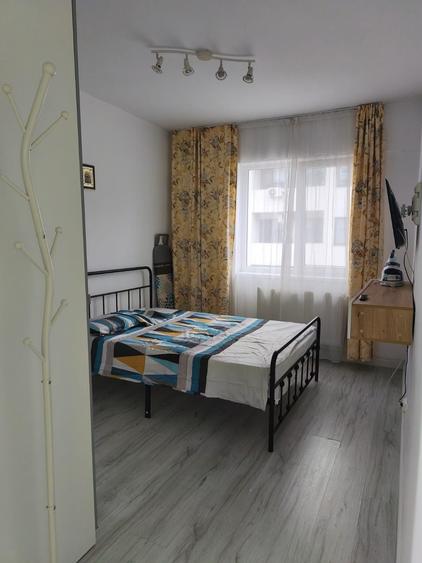 Apartament cu 3 camere decomandat în Roșu
