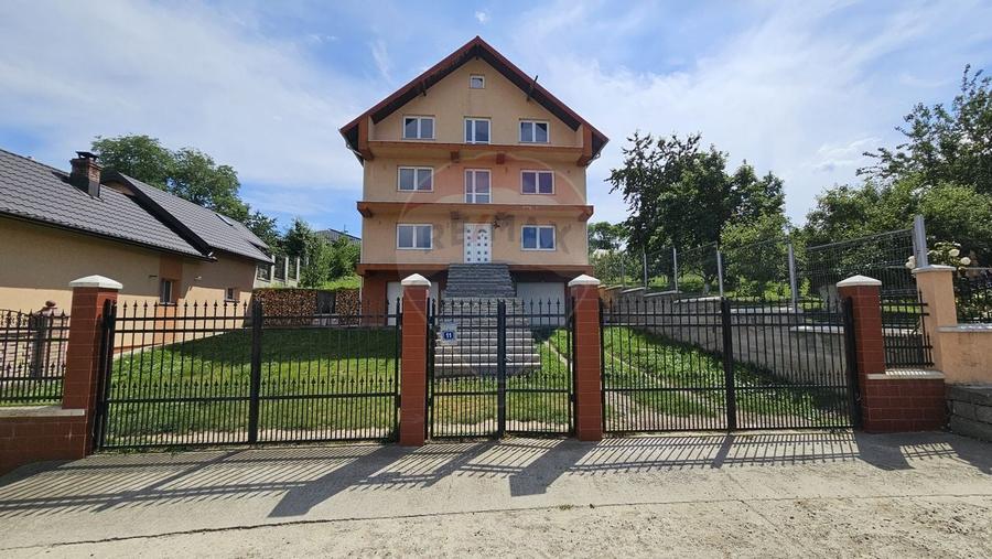 Casă individuală cu 12 camere cu Teren 724 Mp în Sfântu Ilie