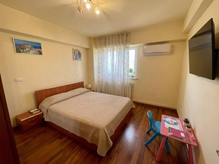 Apartament cu 4 camere decomandat, mobilat în Calea București