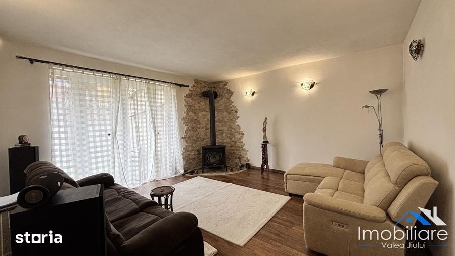 Casă cu 7 camere cu Teren 700 Mp în Petros