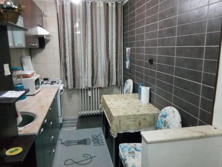 Apartament cu 3 camere semidecomandat în Teiul Doamnei