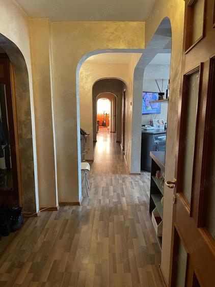 Apartament cu 5 camere decomandat în Peneș Curcanul
