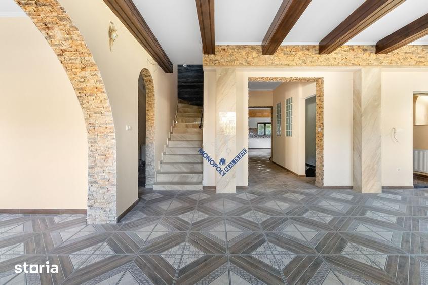 Casă cu 6 camere cu Teren 3677 Mp în Central
