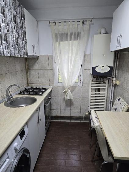 Apartament cu 3 camere semidecomandat în Podu Roș