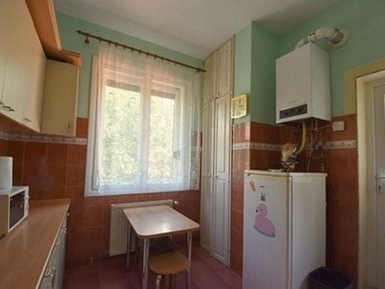 Apartament cu 4 camere decomandat în Medicină