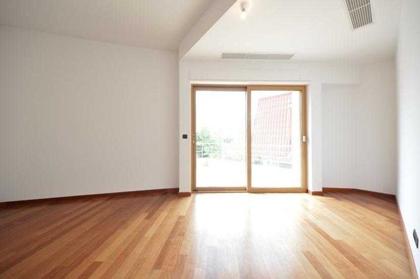 Apartament cu 5 camere decomandat în Primăverii