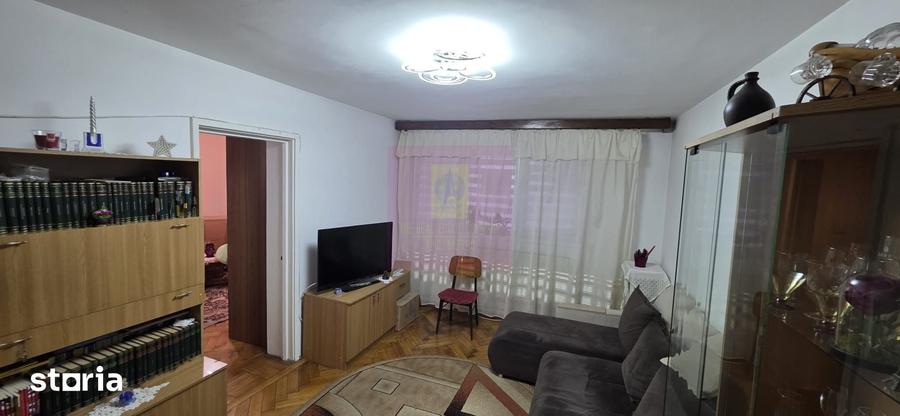 Apartament cu 3 camere decomandat în Piața Centrală
