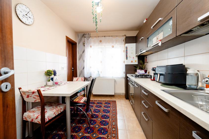 Apartament cu 5 camere decomandat în Micălaca