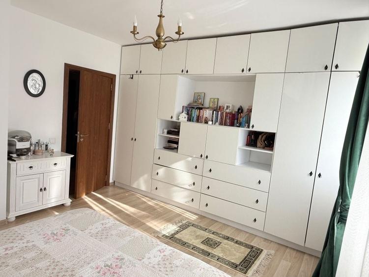 Apartament cu 3 camere decomandat în Exterior Vest