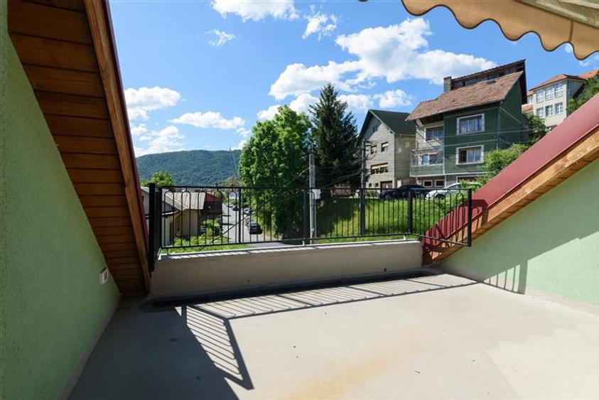 Casă individuală cu 6 camere cu Canalizare în Central