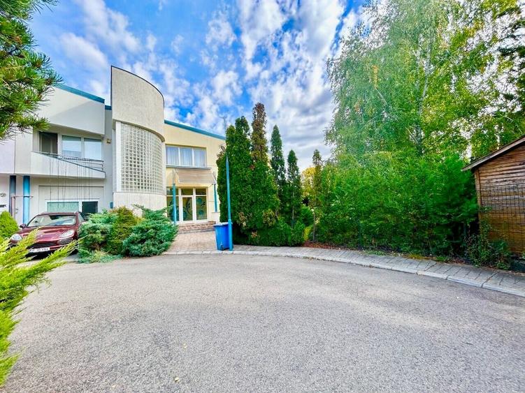 Duplex cu 4 camere cu Piscina în Iancu Nicolae