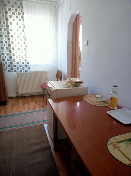 Apartament cu 3 camere semidecomandat în Sud