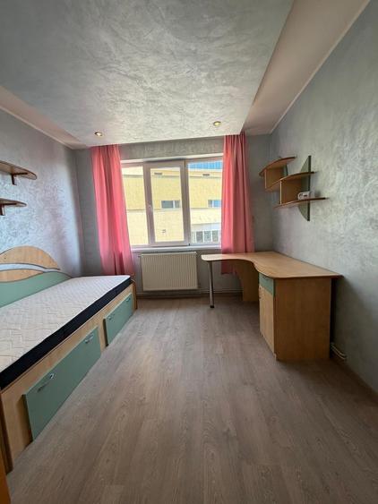Apartament cu 3 camere semidecomandat în Faleză