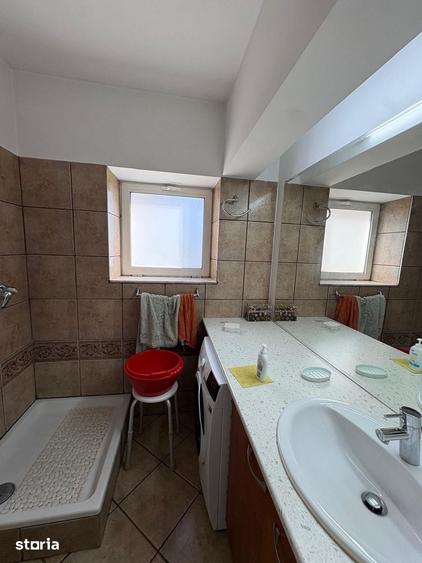 Casă cu 6 camere cu Teren 390 Mp în Tei