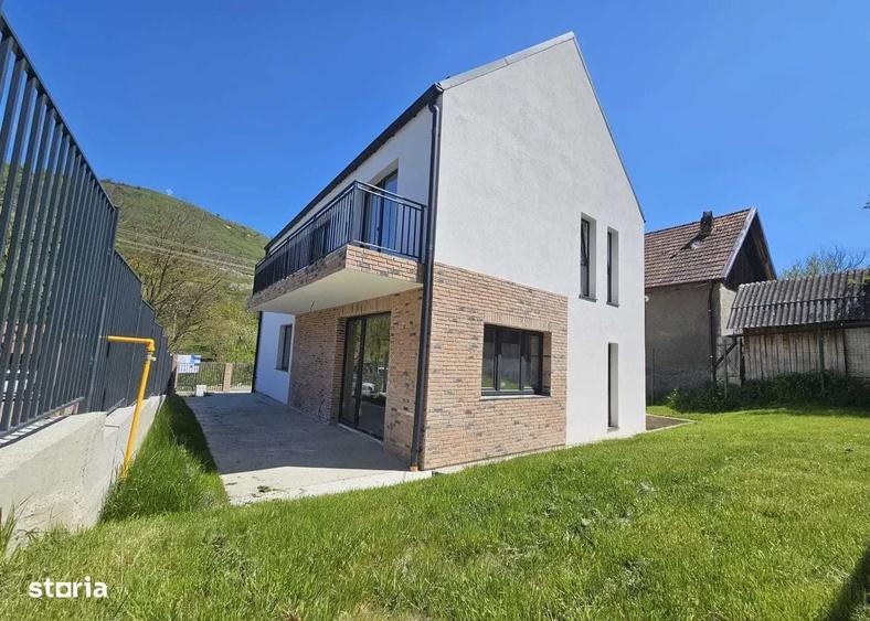 Casă cu 4 camere în Tăuți