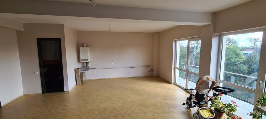 Apartament cu 3 camere semidecomandat în Exterior Nord