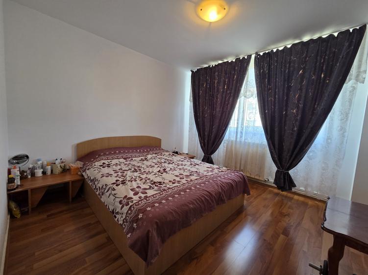 Apartament cu 3 camere decomandat, mobilat în Alexandru cel Bun