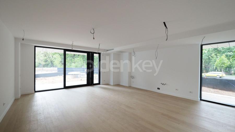 Apartament cu 3 camere semidecomandat în Aviatorilor