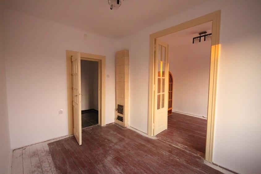 Apartament cu 6 camere semidecomandat, mobilat în Unirii