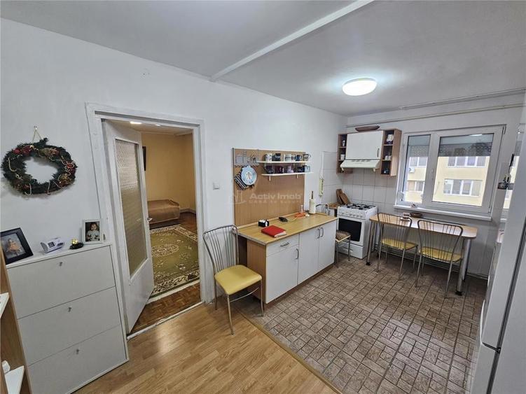 Apartament cu 3 camere decomandat în Micro II