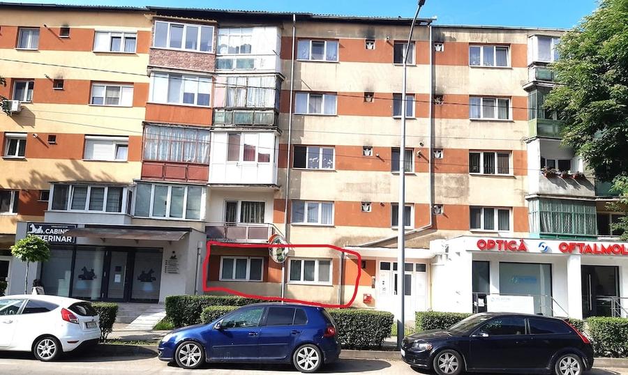 Apartament cu 3 camere semidecomandat în Cetate