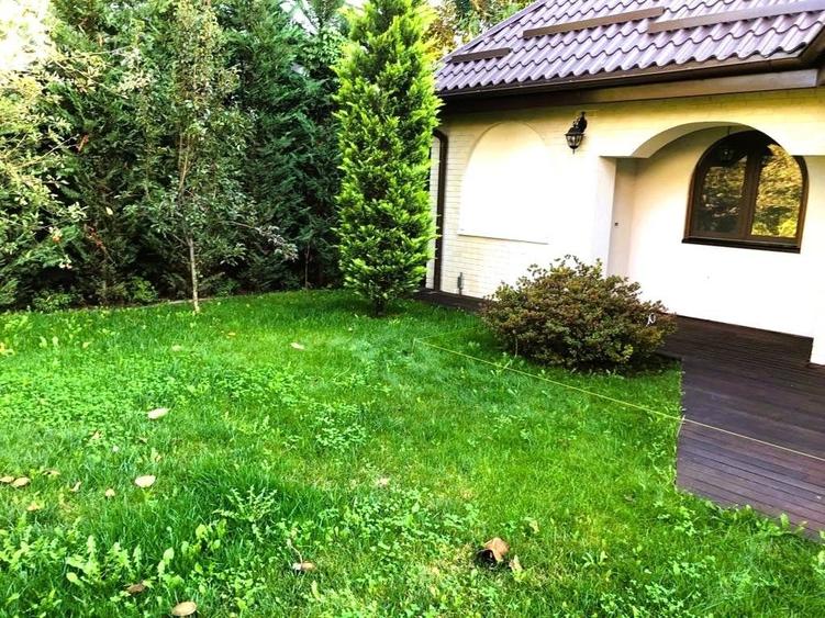 Casă cu 10 camere cu Garaj în Unirii