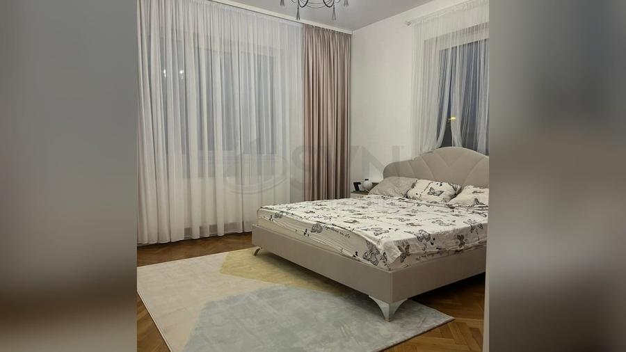 Casă individuală cu 12 camere cu Teren 100 Mp în Parcul Carol
