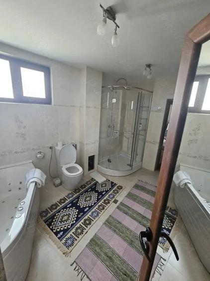 Casă cu 5 camere cu Teren 1060 Mp în Central