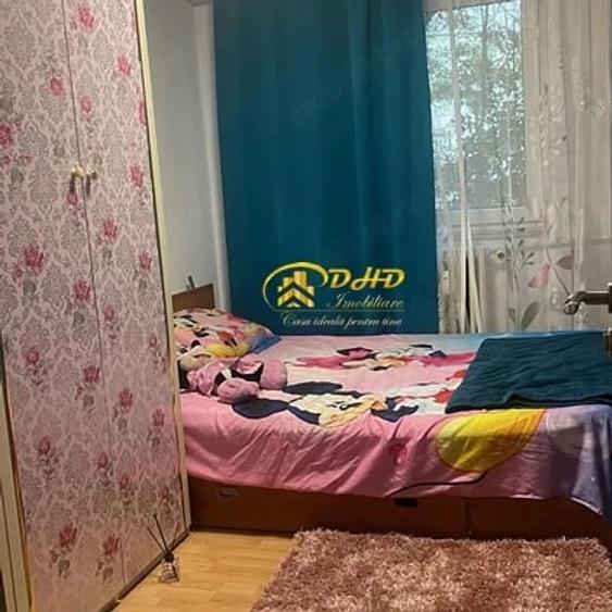 Apartament cu 3 camere decomandat în Podu Roș