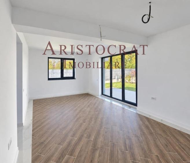 Casă cu 5 camere cu Teren 330 Mp în Corbeanca