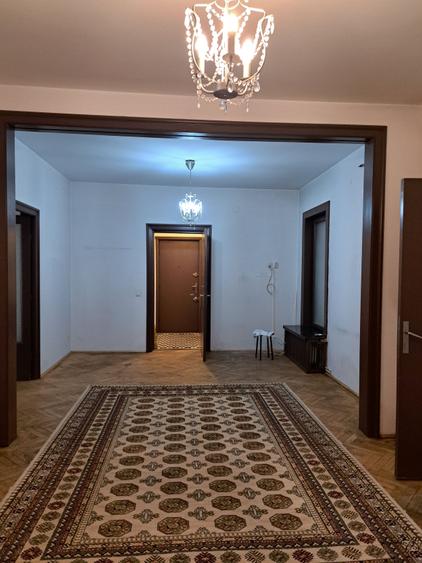 Apartament cu 3 camere nedecomandat, mobilat în Armeneasca