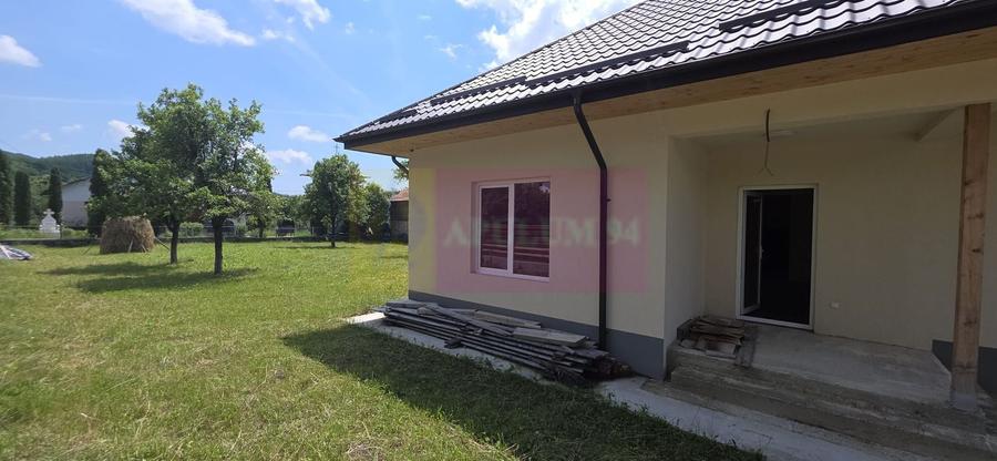 Casă individuală cu 4 camere cu Canalizare în Brebu