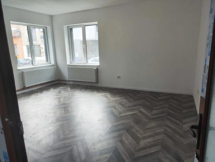 Casă individuală cu 7 camere cu Canalizare în Semicentral