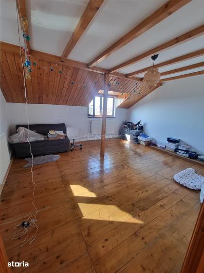 Casă cu 5 camere cu Teren 1694 Mp în Nanov