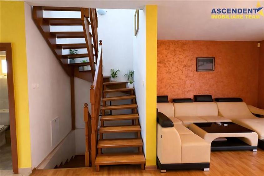 Casă individuală cu 8 camere cu Canalizare în Livezeni