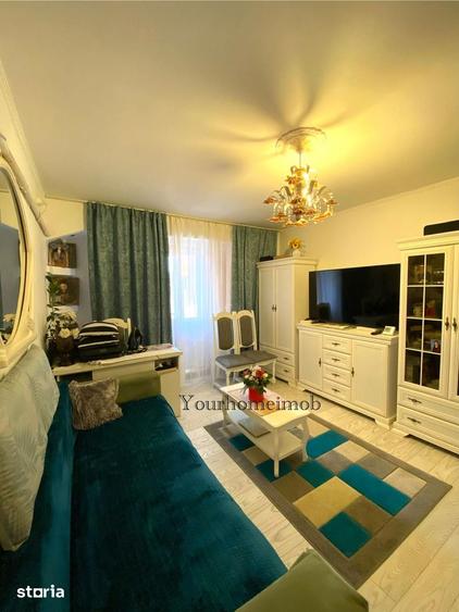 Apartament cu 3 camere semidecomandat în Craiovița Nouă