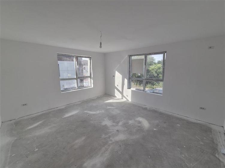Duplex cu 4 camere cu Canalizare în Periferie