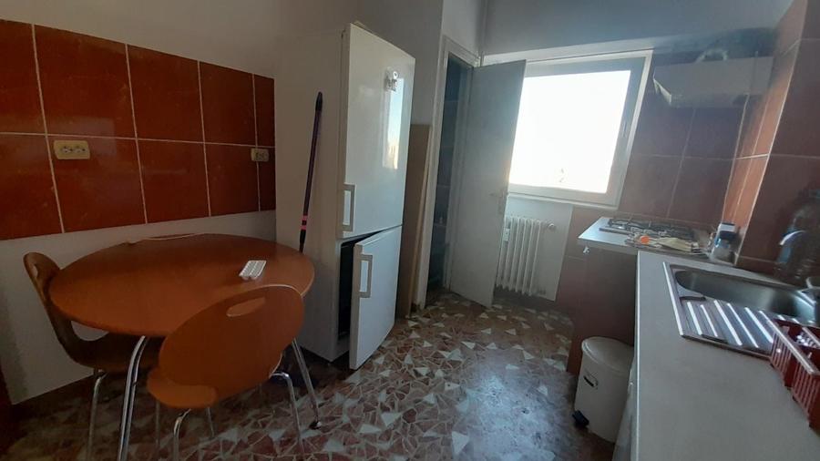 Apartament cu 3 camere decomandat în Calea Victoriei