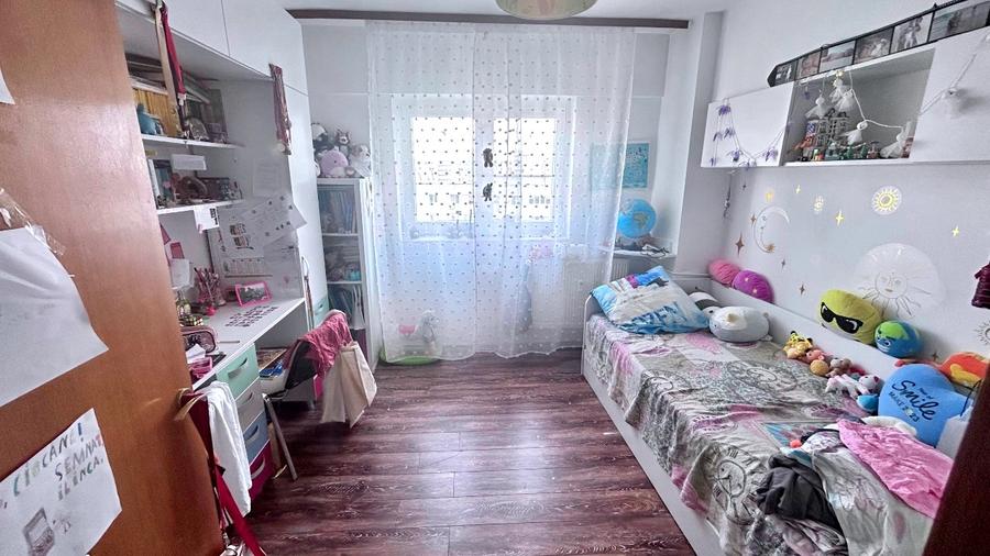 Apartament cu 3 camere semidecomandat, mobilat în Pantelimon