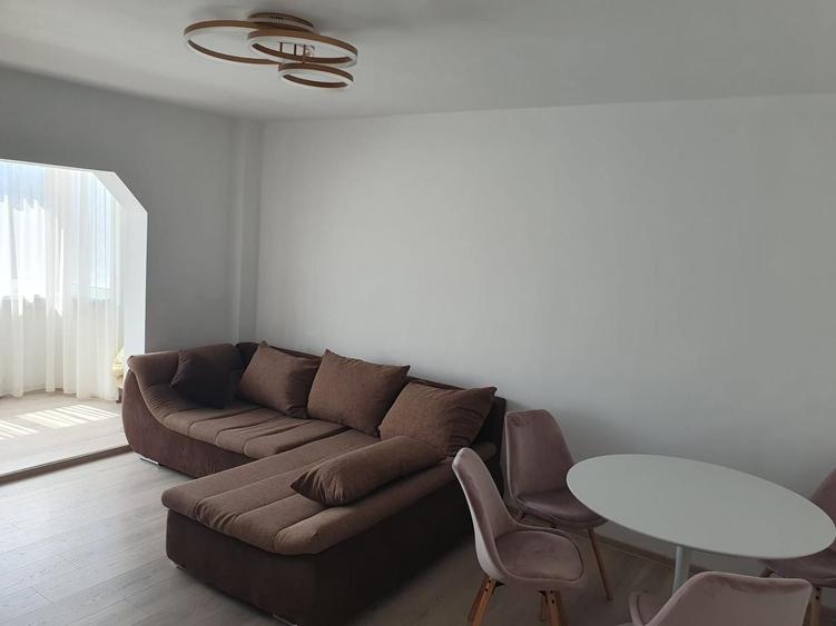 Apartament cu 2 camere decomandat în Tractorul