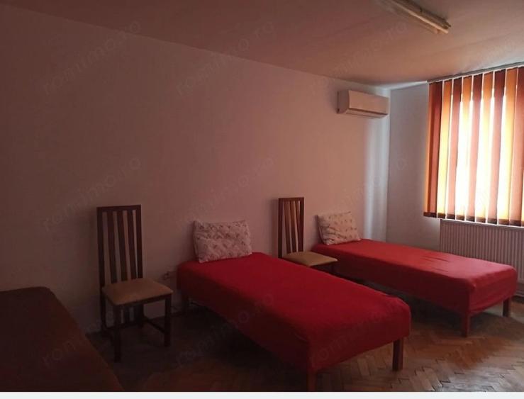 Casă cu 15 camere cu Teren 1000 Mp în Central