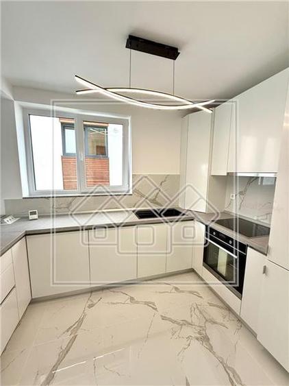 Apartament cu 3 camere semidecomandat în Cristian