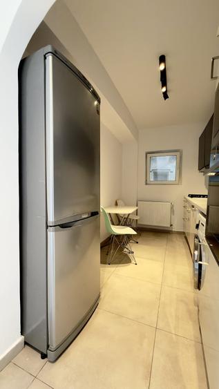 Apartament cu 3 camere semidecomandat, mobilat în P-ța Romană