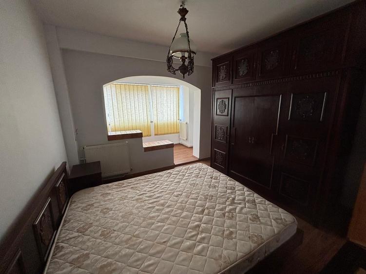 Apartament cu 4 camere decomandat în Republicii