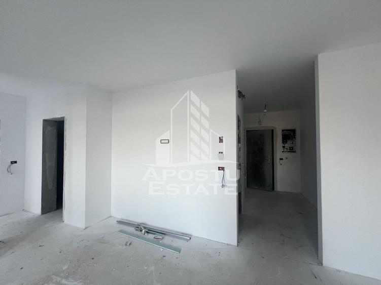 Apartament cu 3 camere semidecomandat în Aradului