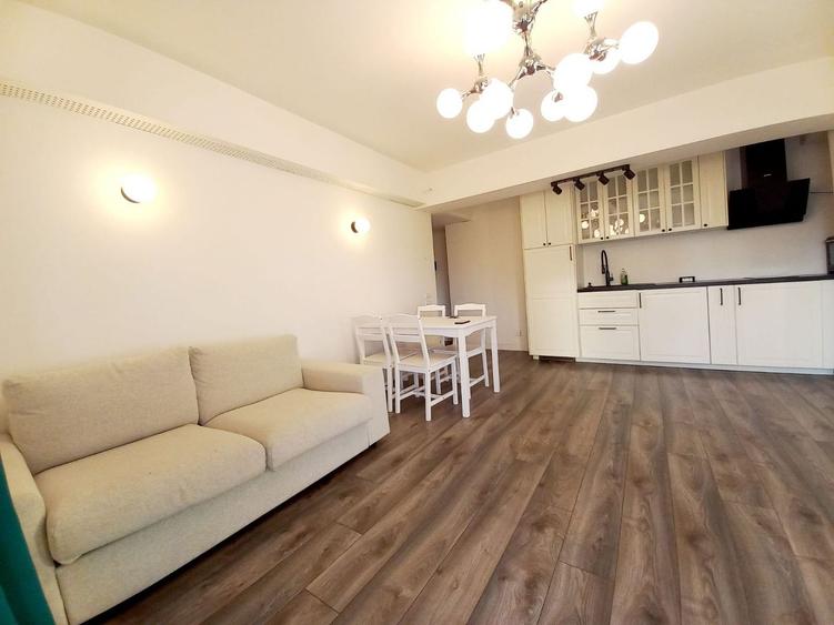 Apartament cu 3 camere semidecomandat, mobilat în Băneasa