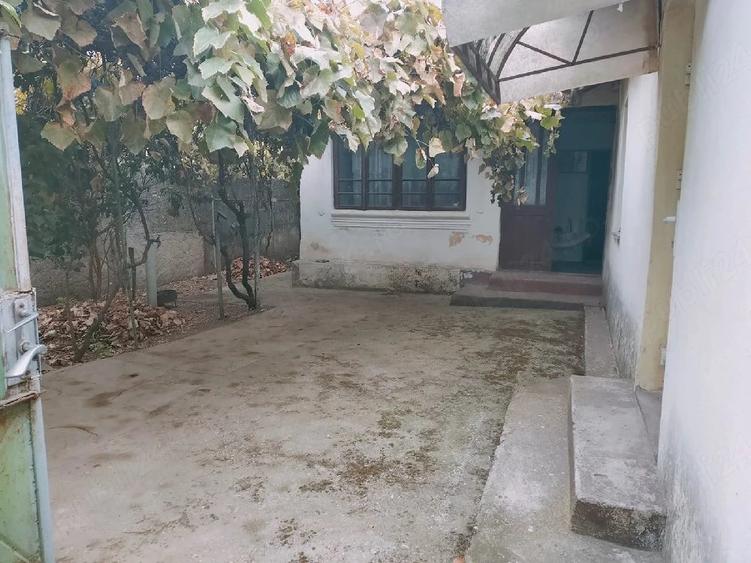 Casă cu Teren 691 Mp în Leu
