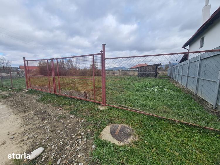 Teren intre case,la asfalt,bransat la apa,canalizare si curent! - 2