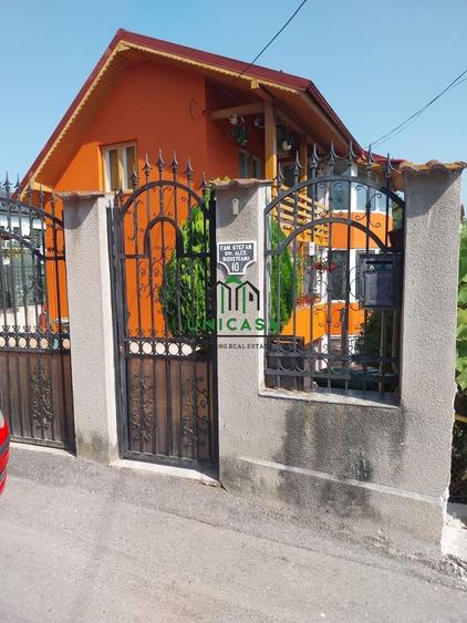Casă individuală cu 8 camere cu Canalizare în Cetățuia