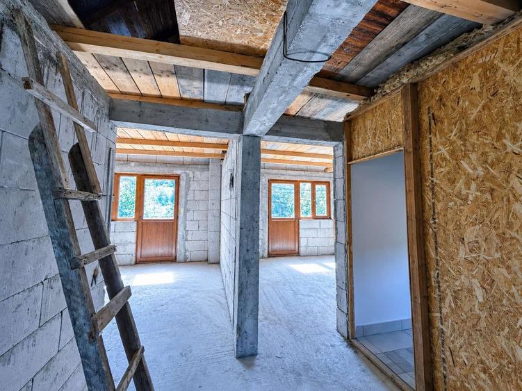 Casă individuală cu 5 camere cu Teren 2002 Mp în Central